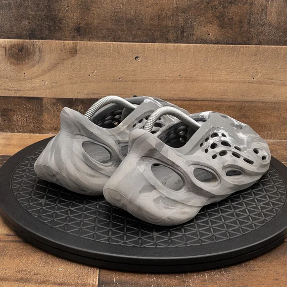 YEEZY FOAM RNNR MX GRANITE MENS ATHLETIC SHOES CASUAL GRAY WHITE ADIDAS SIZE 7 - Picture 8 of 9